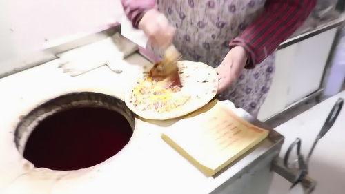 群众吃瓜饼的视频,视频走红网络