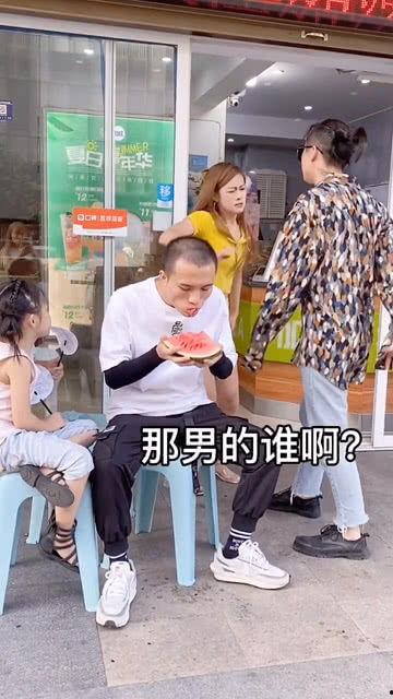 卖西瓜夫妻吵架吃瓜群众,夫妻争吵引围观，吃瓜群众现场热议