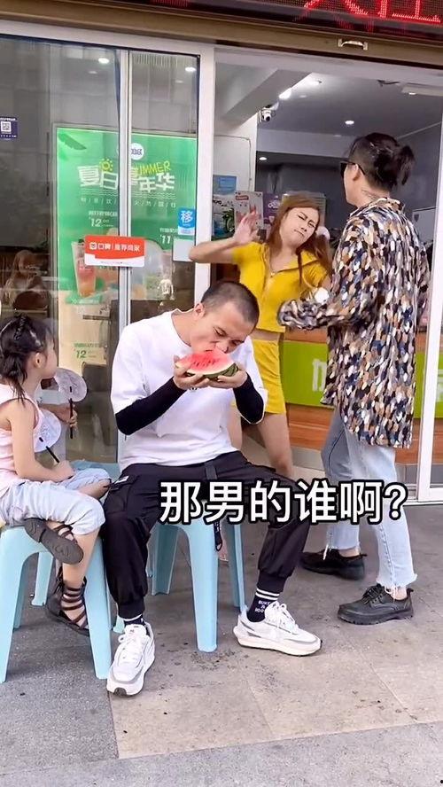 卖西瓜夫妻吵架吃瓜群众,夫妻争吵引围观,吃瓜群众现场热议